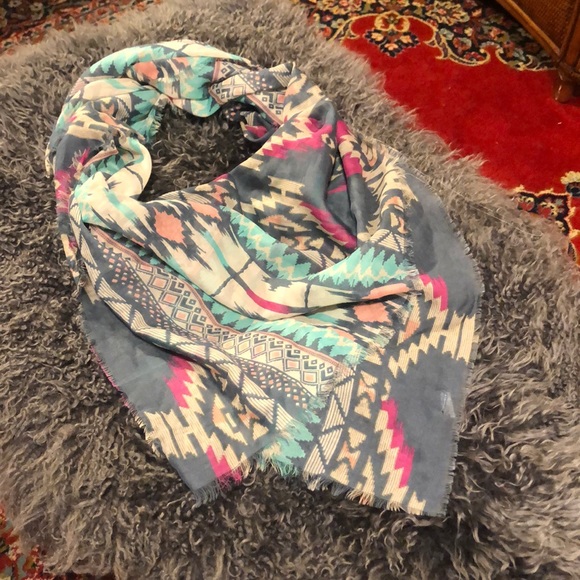 Beautiful Aztec Design Large Light Summer Scarf - Picture 1 of 4